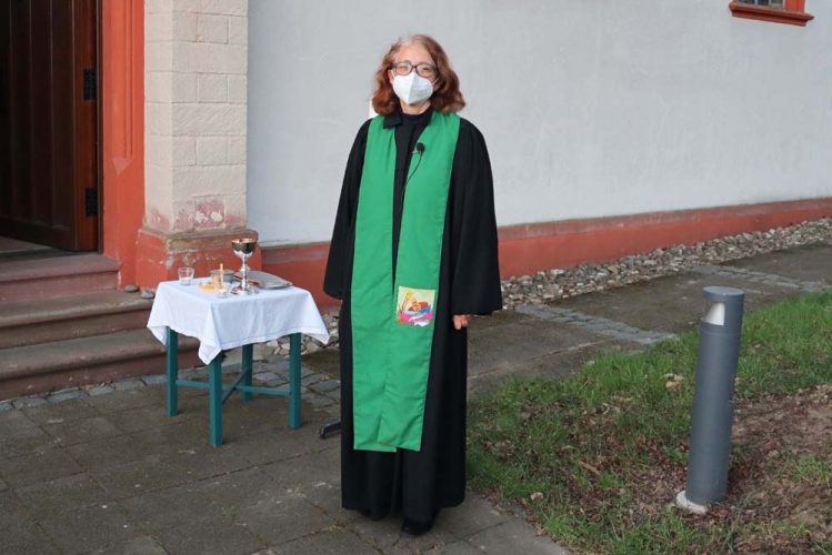 image 12b-osterfeier-altartisch-und-pfarrerin__04-04-2021-jpg