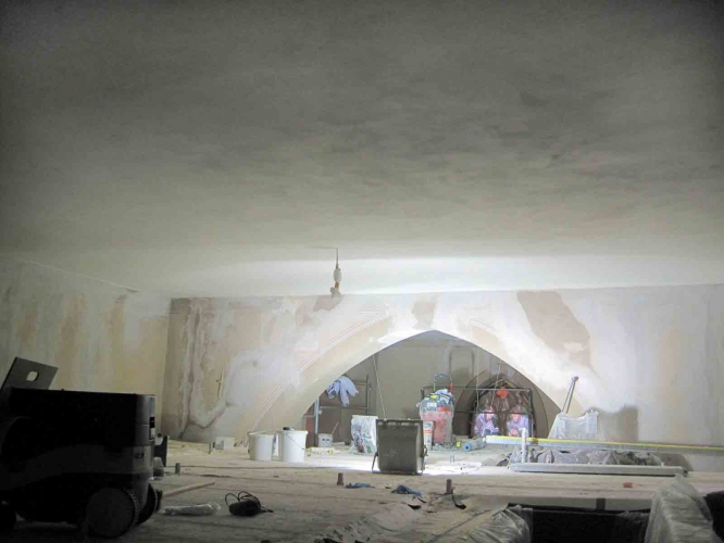 image 51a-innensanierung-wand-chorraum-risse-verputzt__21-10-2015-jpg